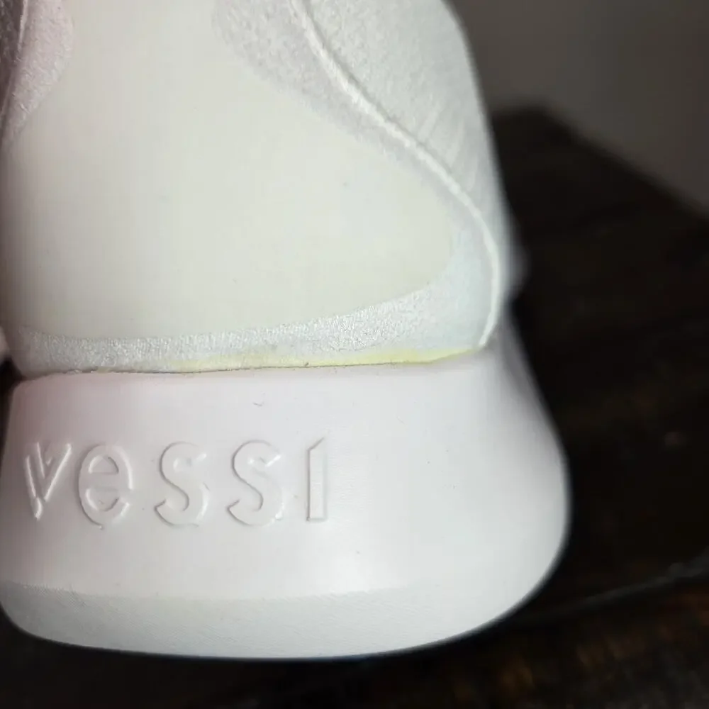Vessi smoke follow