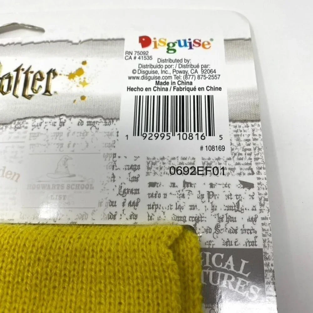 Disguise scarf features