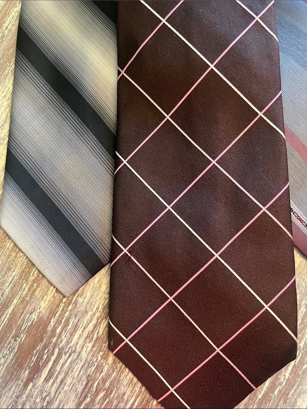 Ryan Seacrest Distinction elegant burgundy