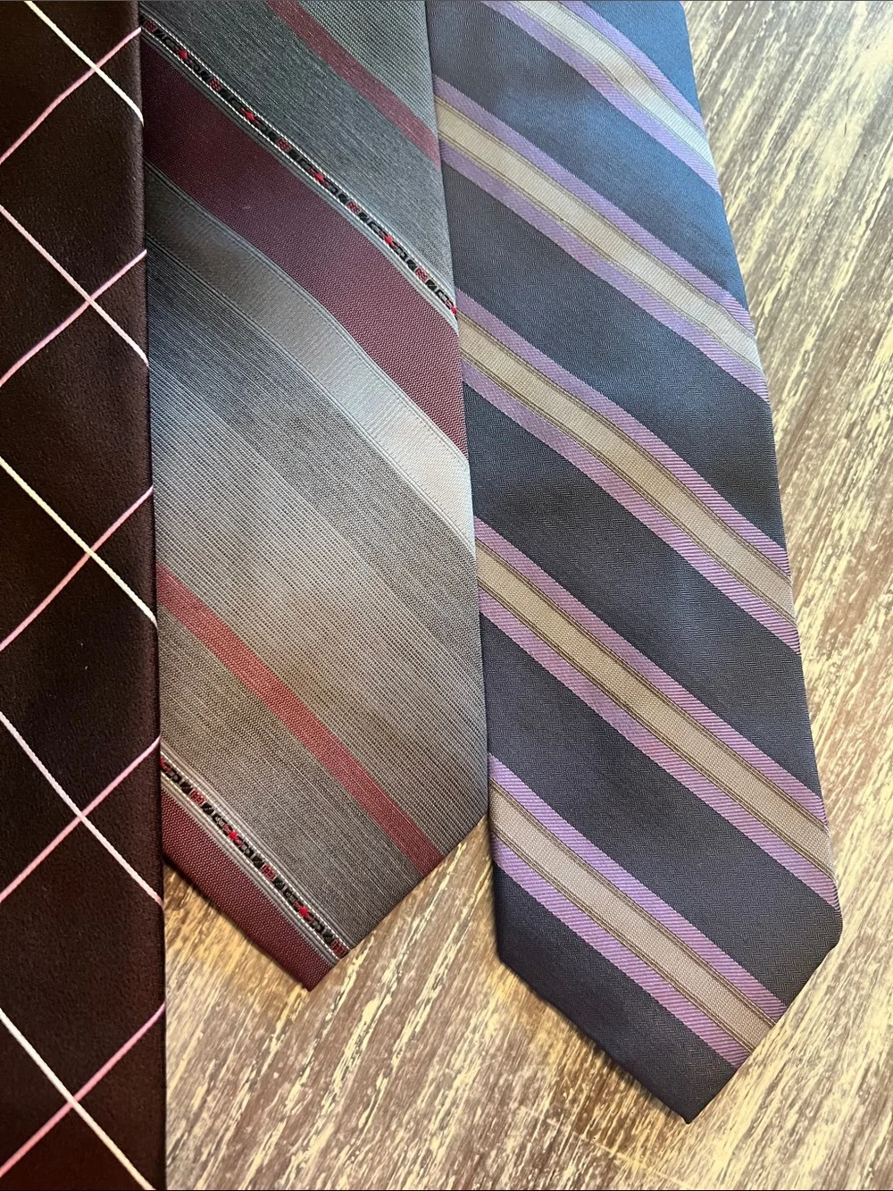 Ryan Seacrest Distinction elegant burgundy