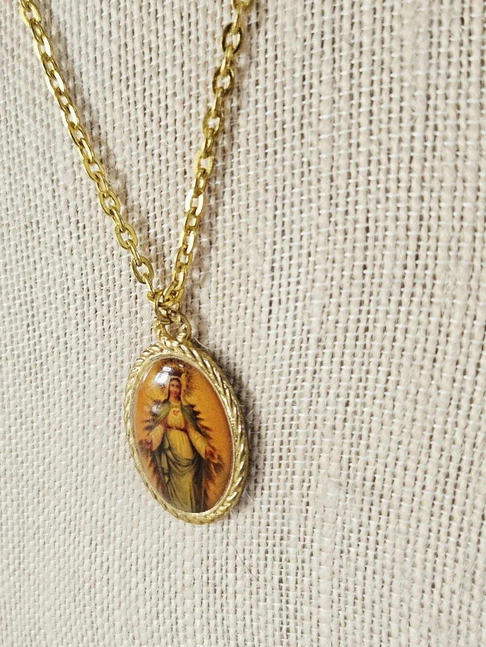 Vintage mary depicting pendant