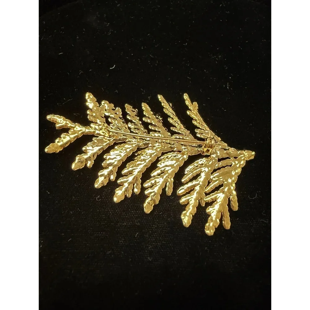 Unbranded gold tone