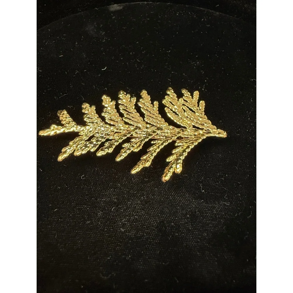 Unbranded gold tone