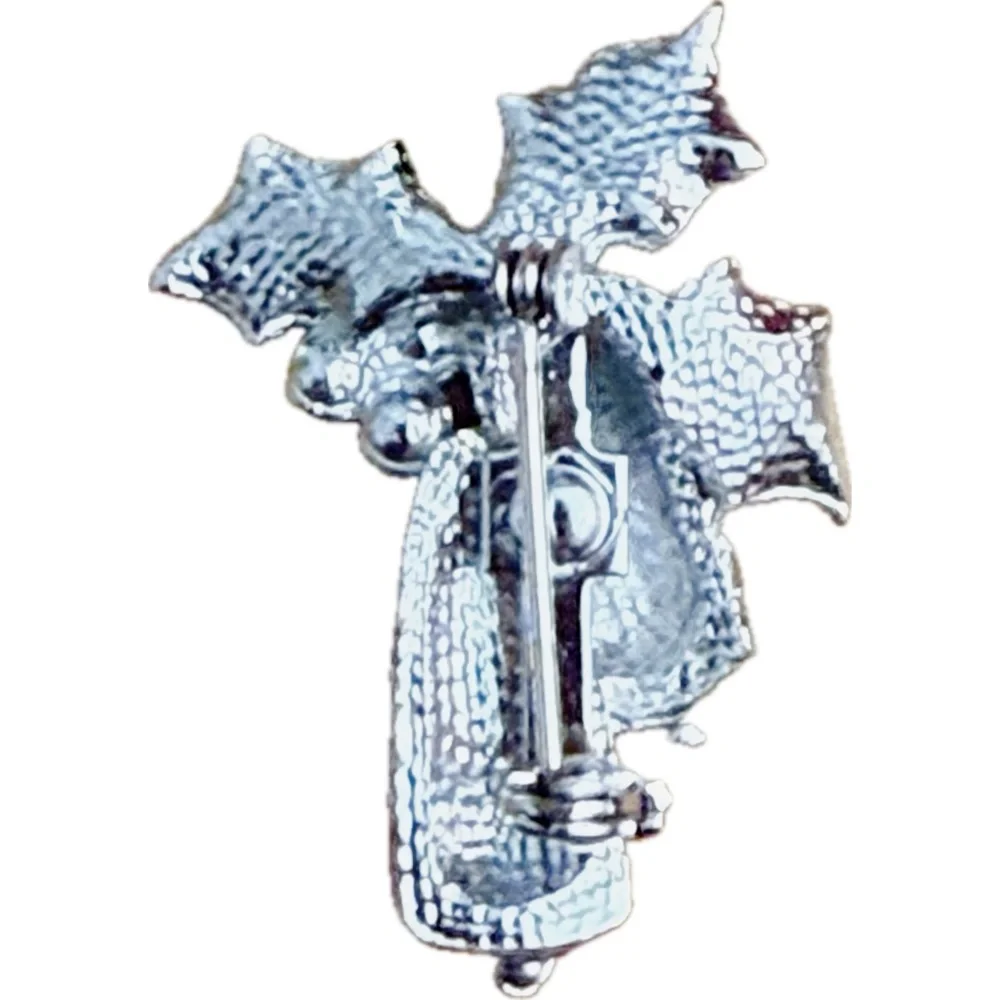 N/A charming brooch