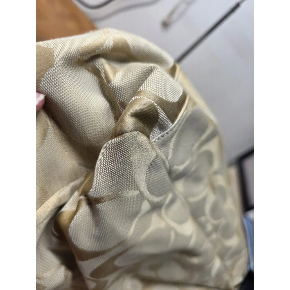 Coach zipper closures