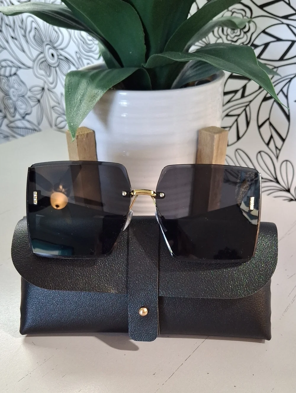 DIBR stylish black