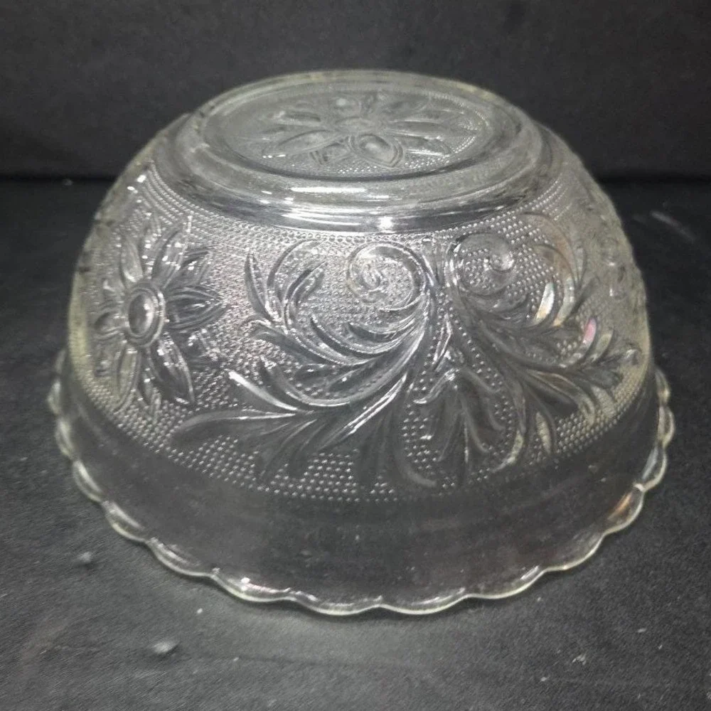 Anchor Hocking combines delicate motifs