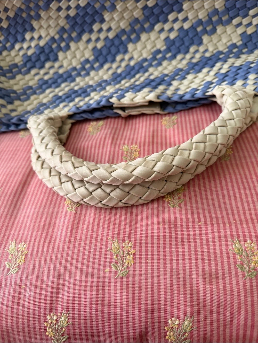 N/A tote comfortable