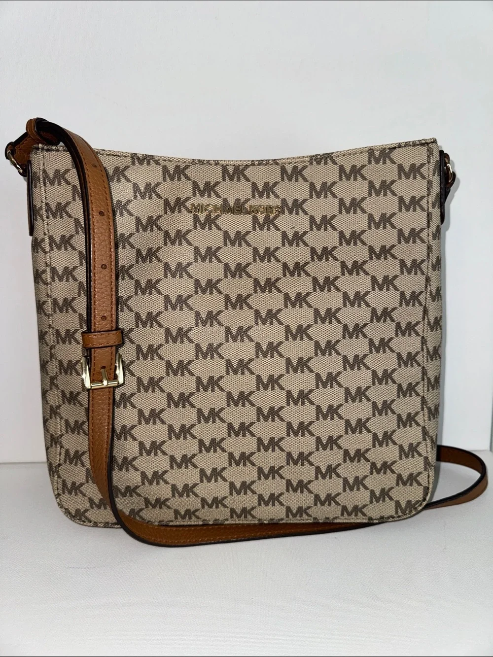 Michael Kors Jet Set Travel Messenger Bag