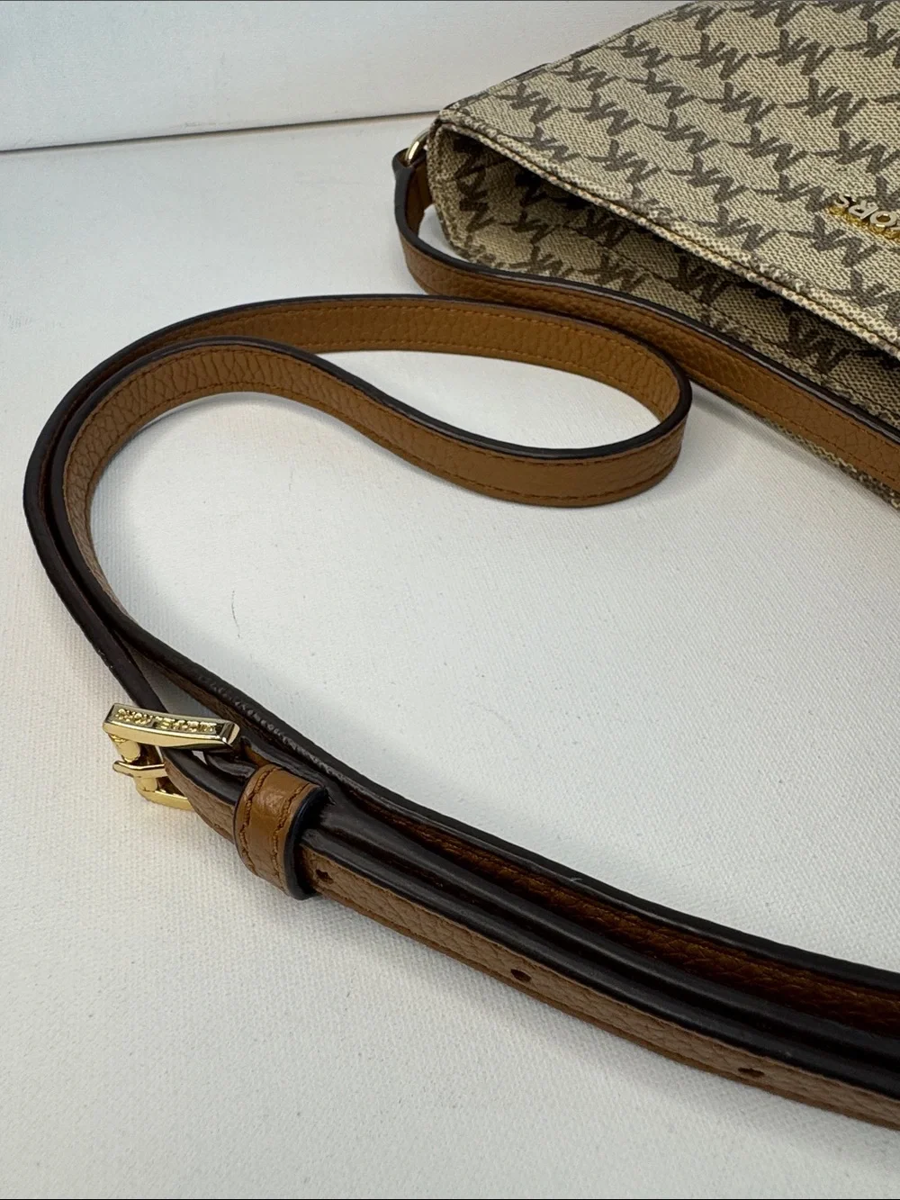 Michael Kors Jet Set Travel Messenger Bag