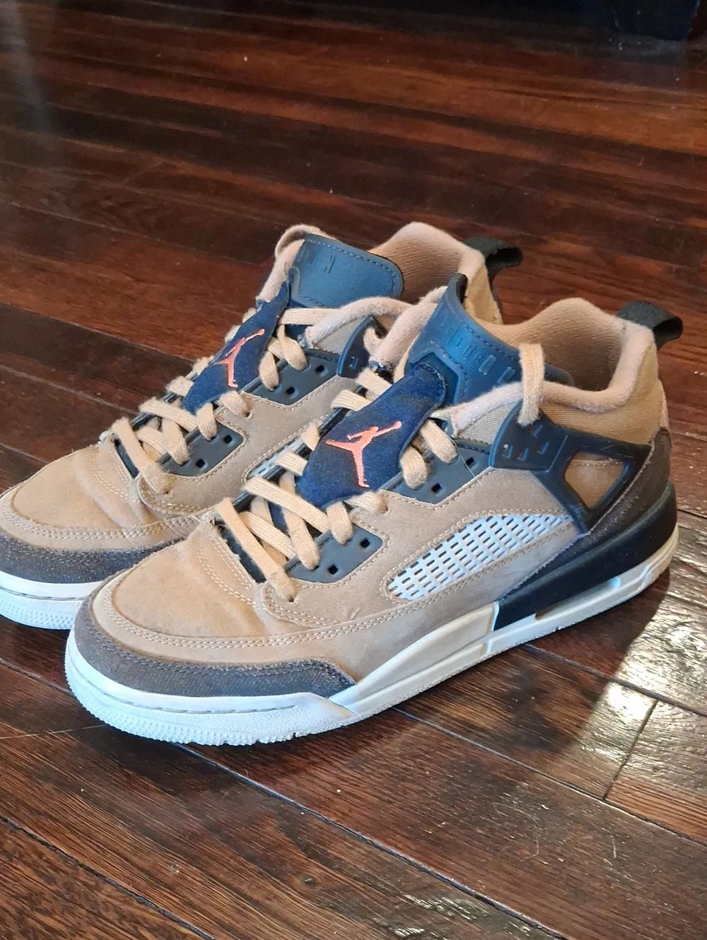 Big kids Jordan spizike low. NO BOX!