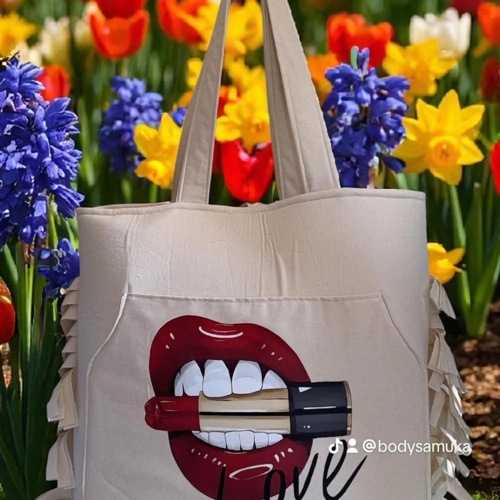 Chic Cream Tote Bag with Lipstick Graphic