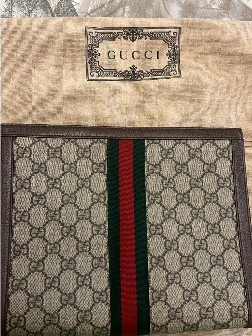 Gucci pouch signature