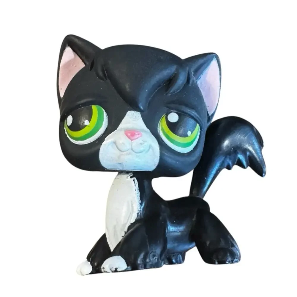 Littlest Pet Shop explore adorable