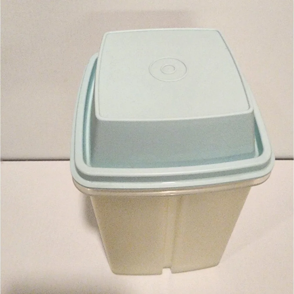 Tupperware pickle keeper