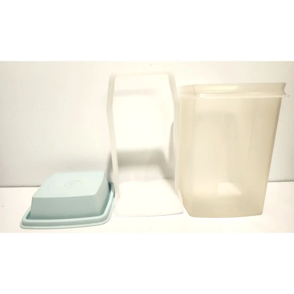 Tupperware pickle keeper