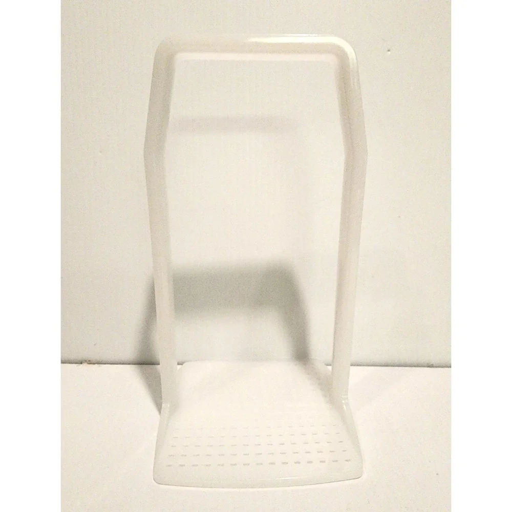 Tupperware pickle keeper