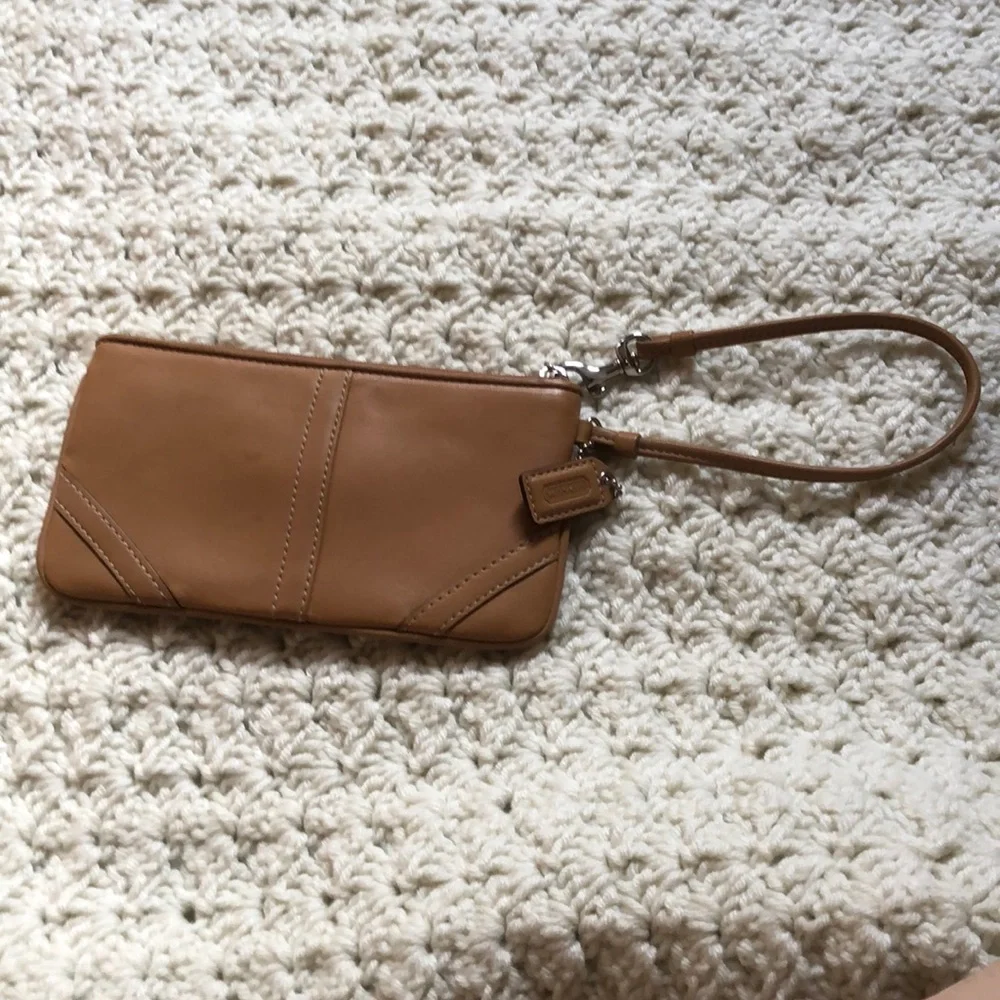 Coach wristlet ▪️has