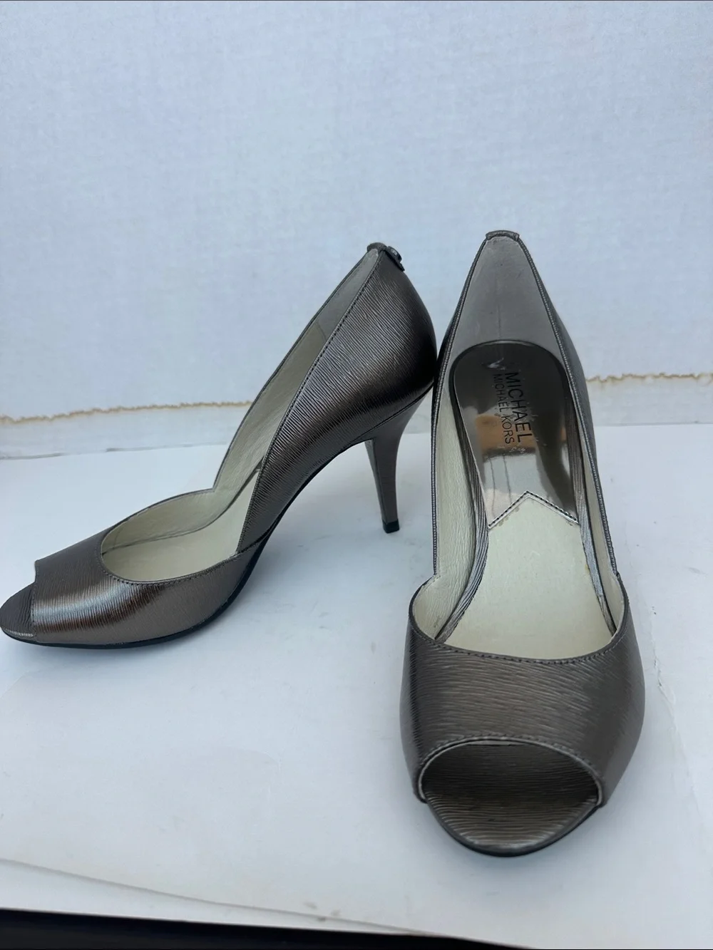 Michael Kors Pewter Natalie  Peep-Toe Leather Pumps sz 8.5 M
