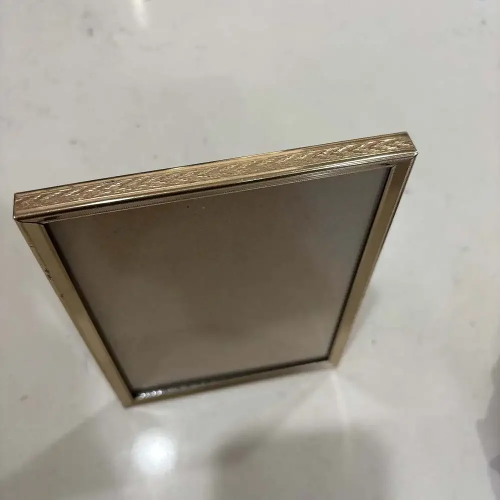 Unbranded gold tone