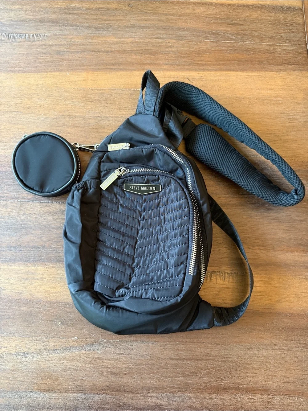 Steve Madden compact sling