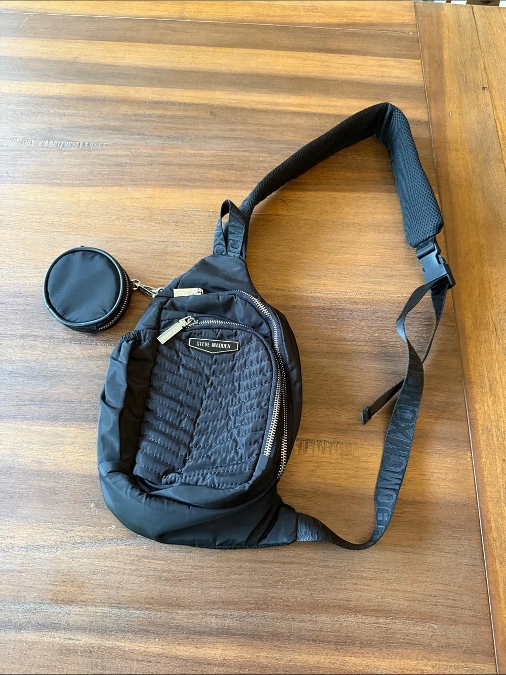 Steve Madden compact sling