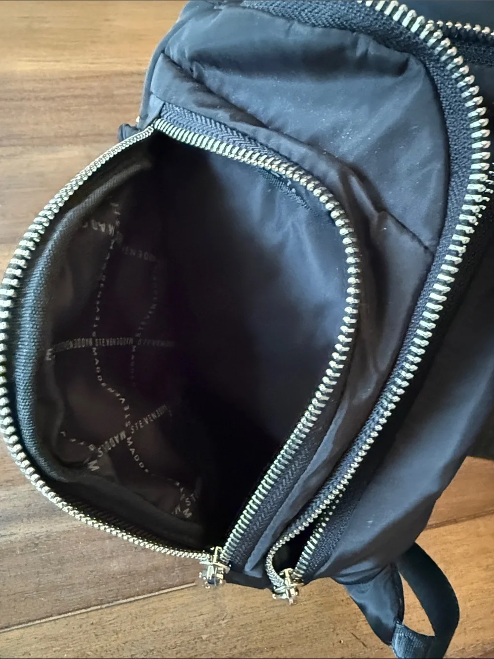 Steve Madden compact sling