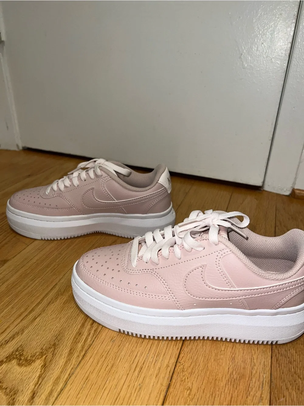 Nike sleek low