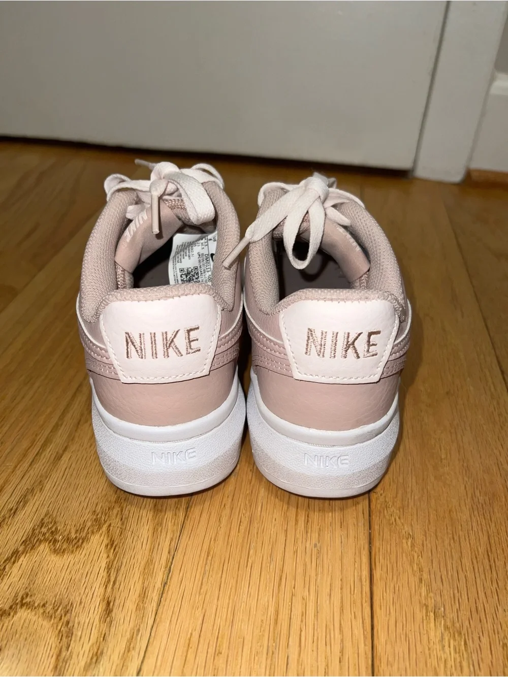 Nike sleek low