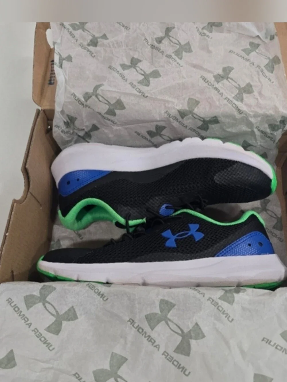 Under Armour Big Boys' Surge 3 Running Shoe Size 5.5Y