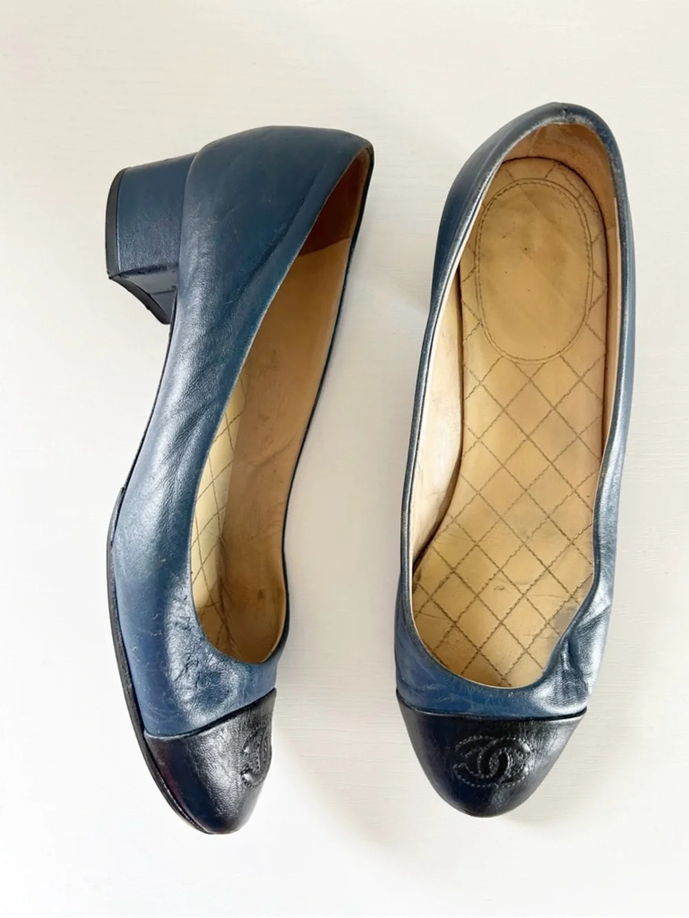 Chanel Vintage Two Tone CC Cap Toe Leather Pumps Size EU 37.5