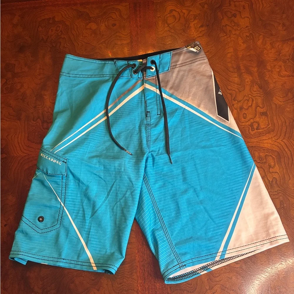 Catch a wave: Billabong Men’s/Teen/Youth Turquoise & Gray Geometric Boardshorts