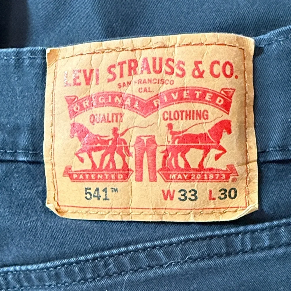 Levis slim straight