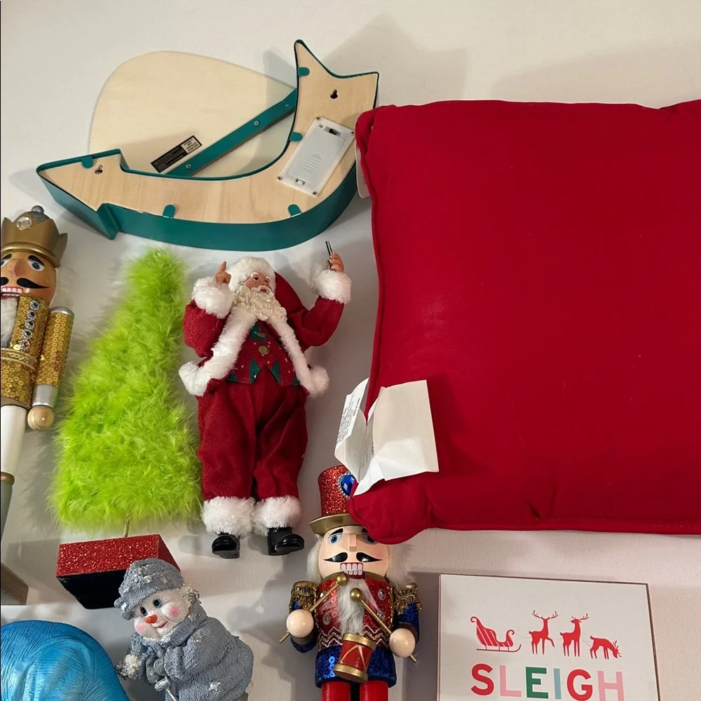 LOT OF CHRISTMAS DECORATIONS! 9 ITEMS!