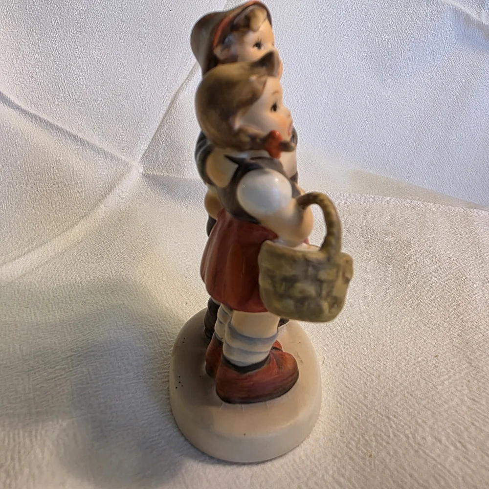 Hummel adorable figurine