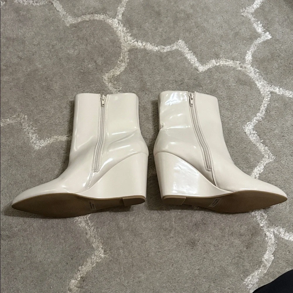 NWOT Dolce Vita Pascal ivory wedge heeled booties Size 7.5