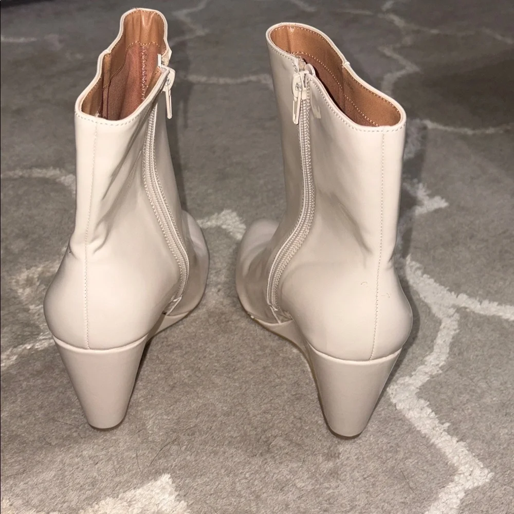 NWOT Dolce Vita Pascal ivory wedge heeled booties Size 7.5