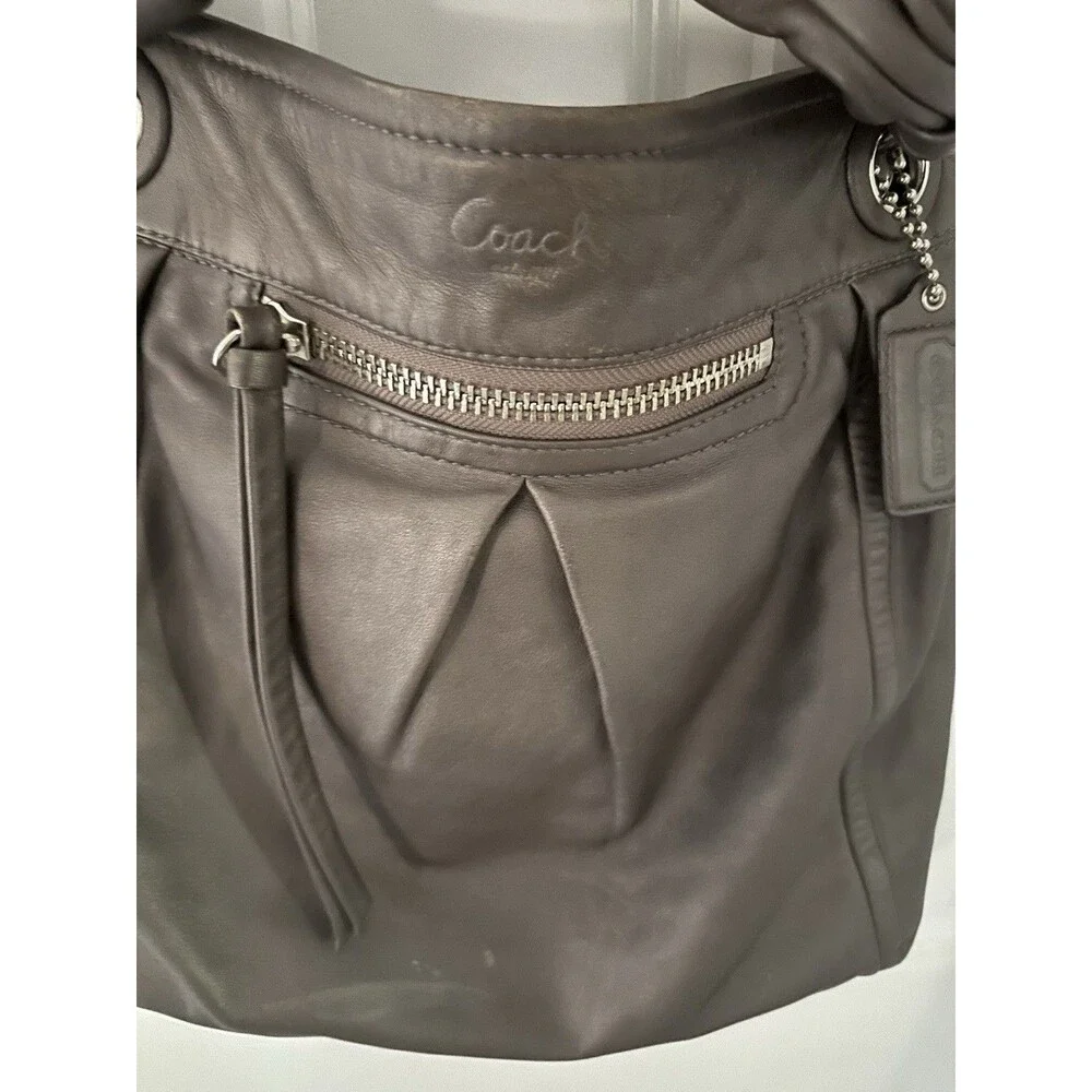 Coach outfit exudes accessory