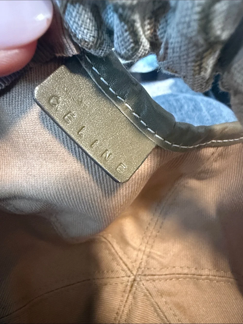 Celine hat warm