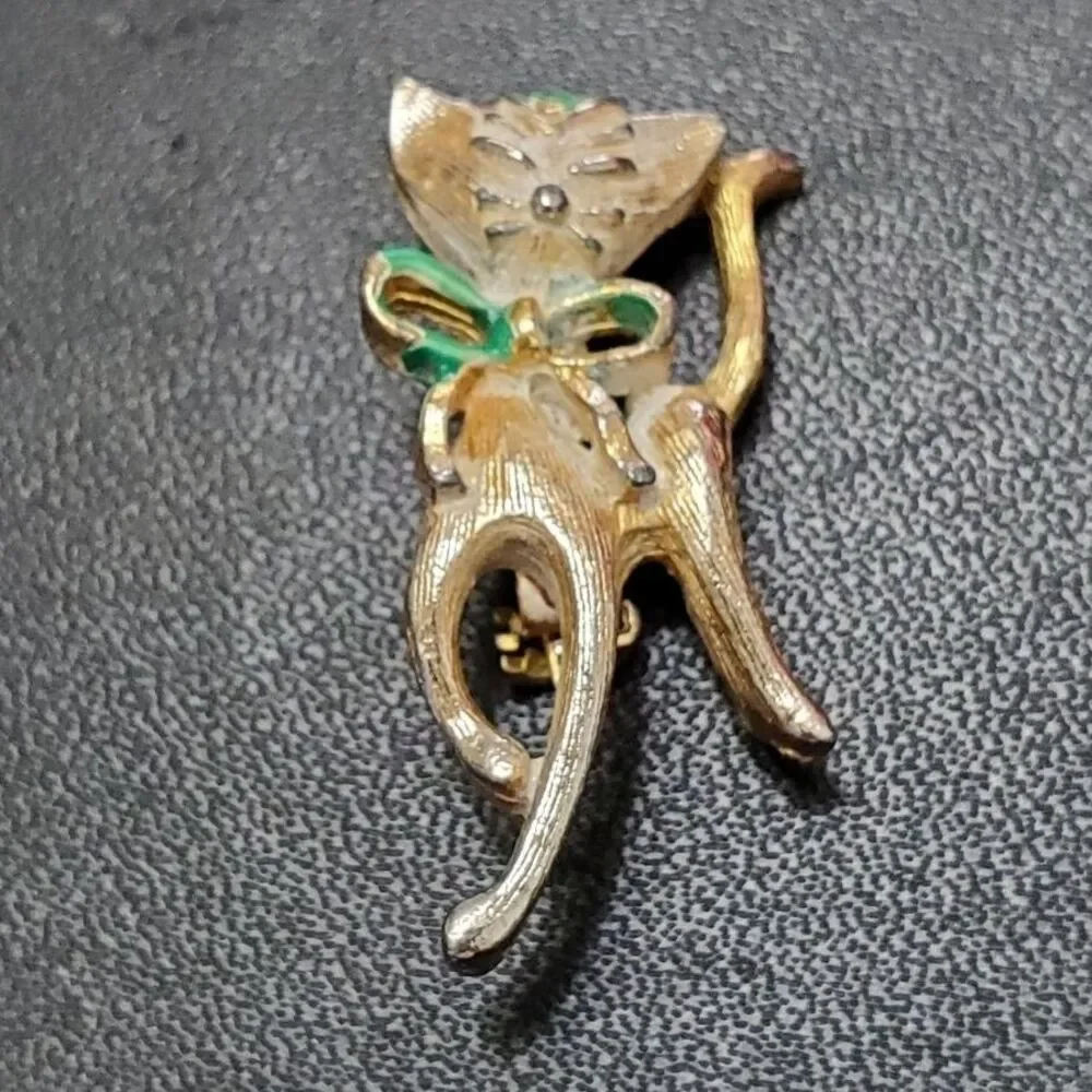 Gerry's vintage gold tone kitty with bow brooch