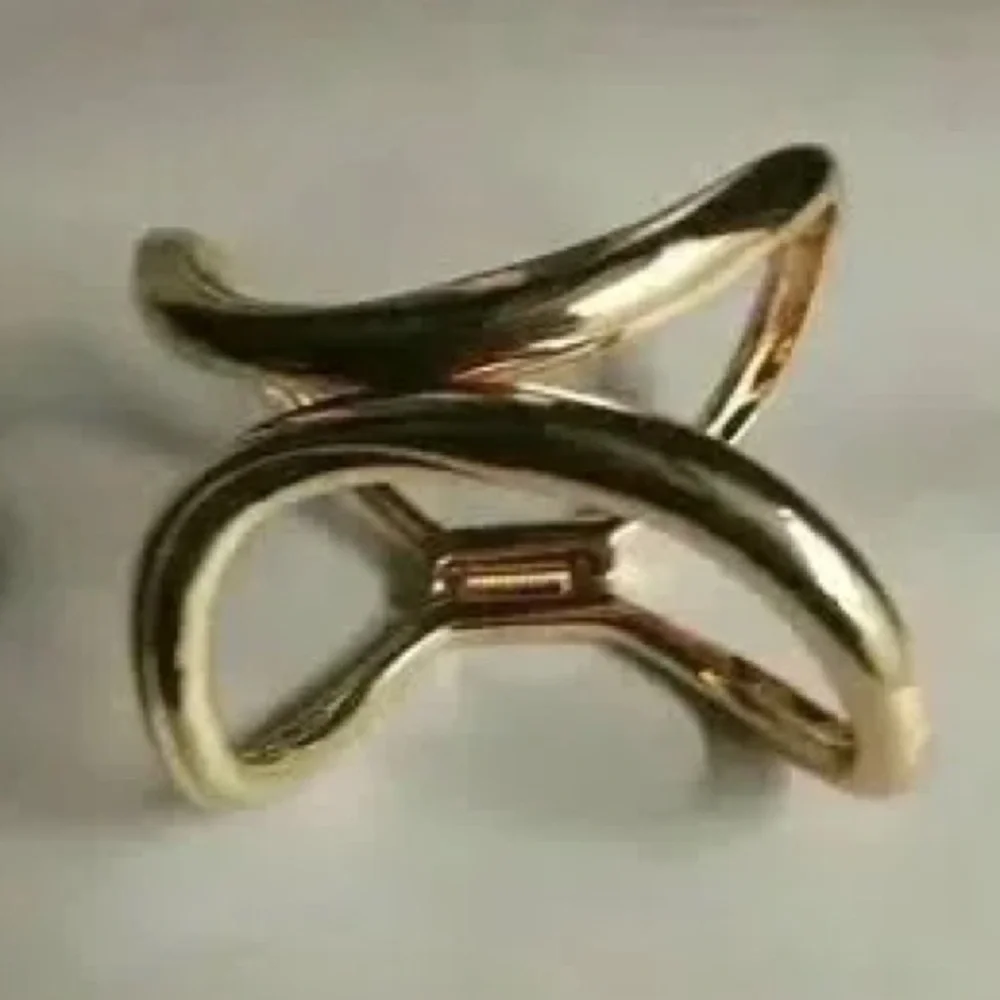 NWOT. Zara Golden Bracelet.