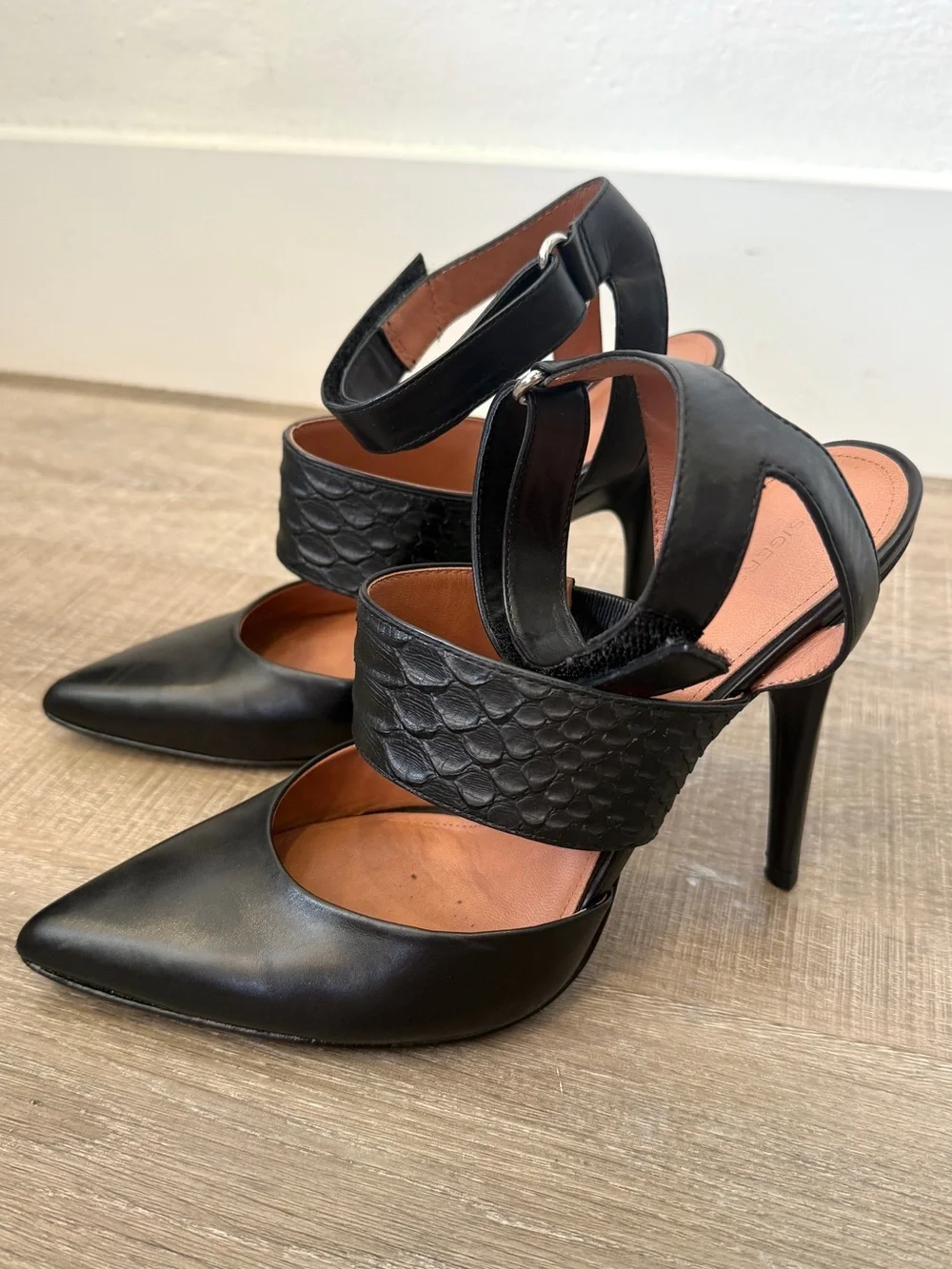 Sigerson Morrison Brielle Size 8 Black Leather Pointed Toe Heels