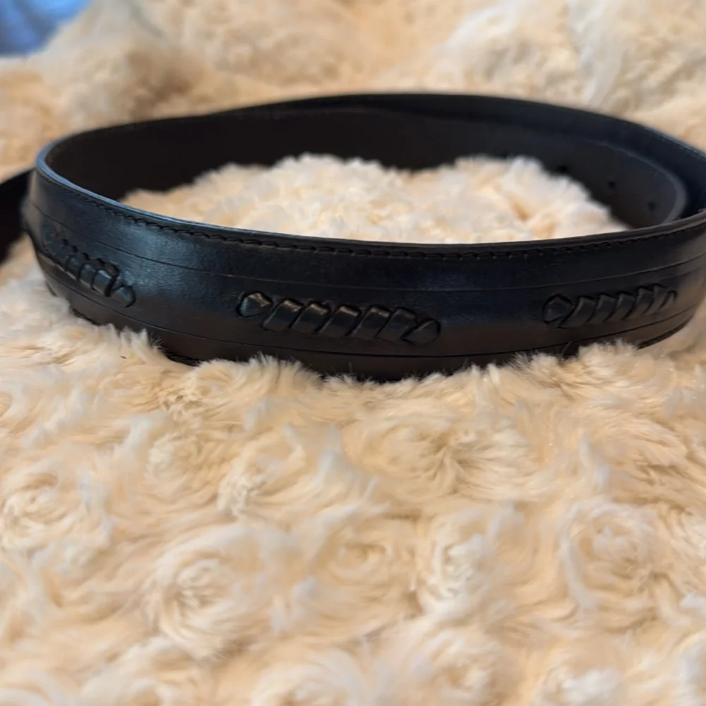 Textured Black Leather‎ Belt Shabby Silver Buckle Tapers Toward Belt Holes 36