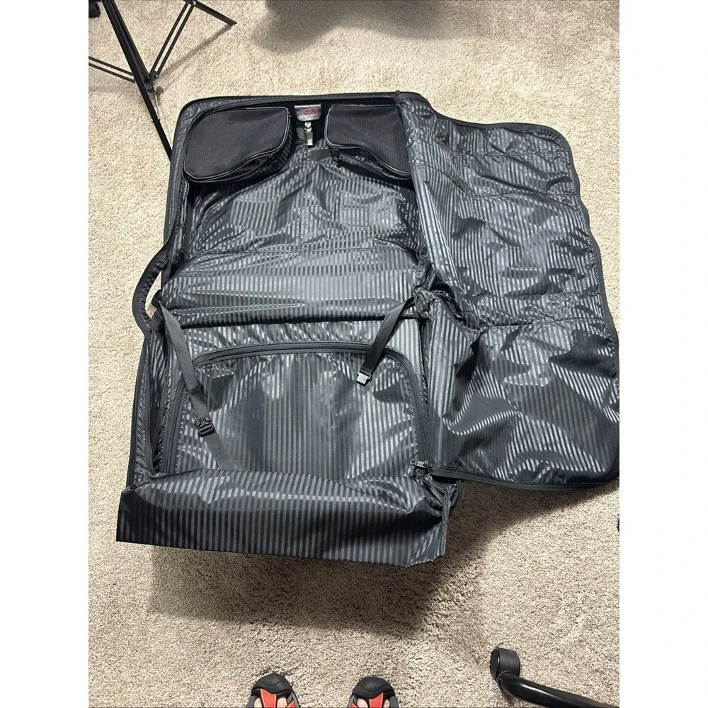 Tumi 2231d3 wheeled