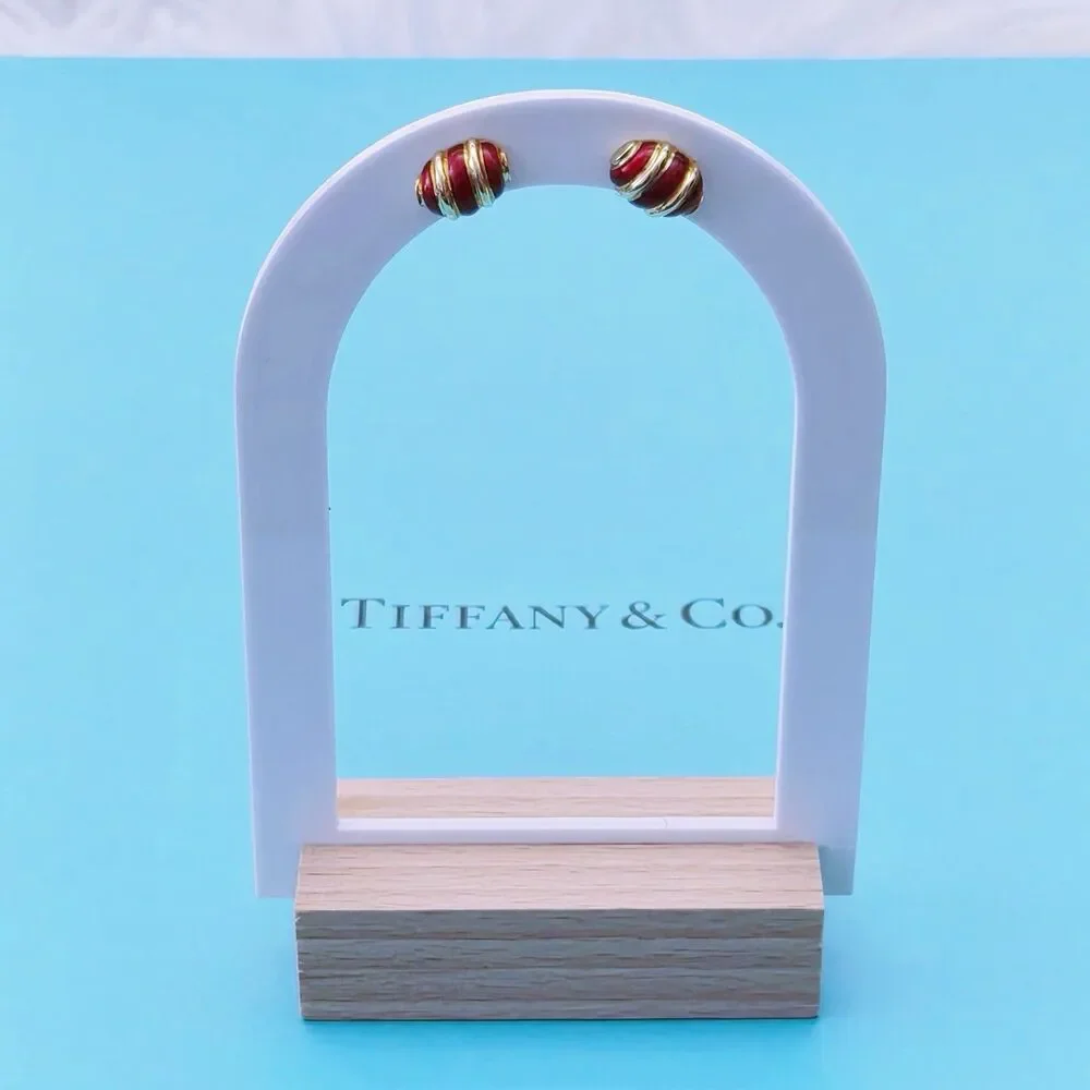 Tiffany & Co. 💖 firm
