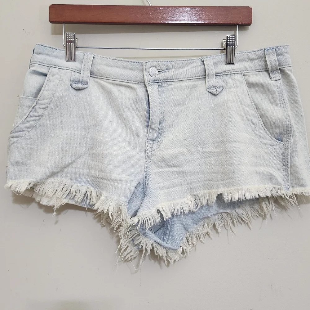 anthropologie PILCRO size 30‎ Daisy Dukes Shortie Denim Shorts Frayed Light Wash