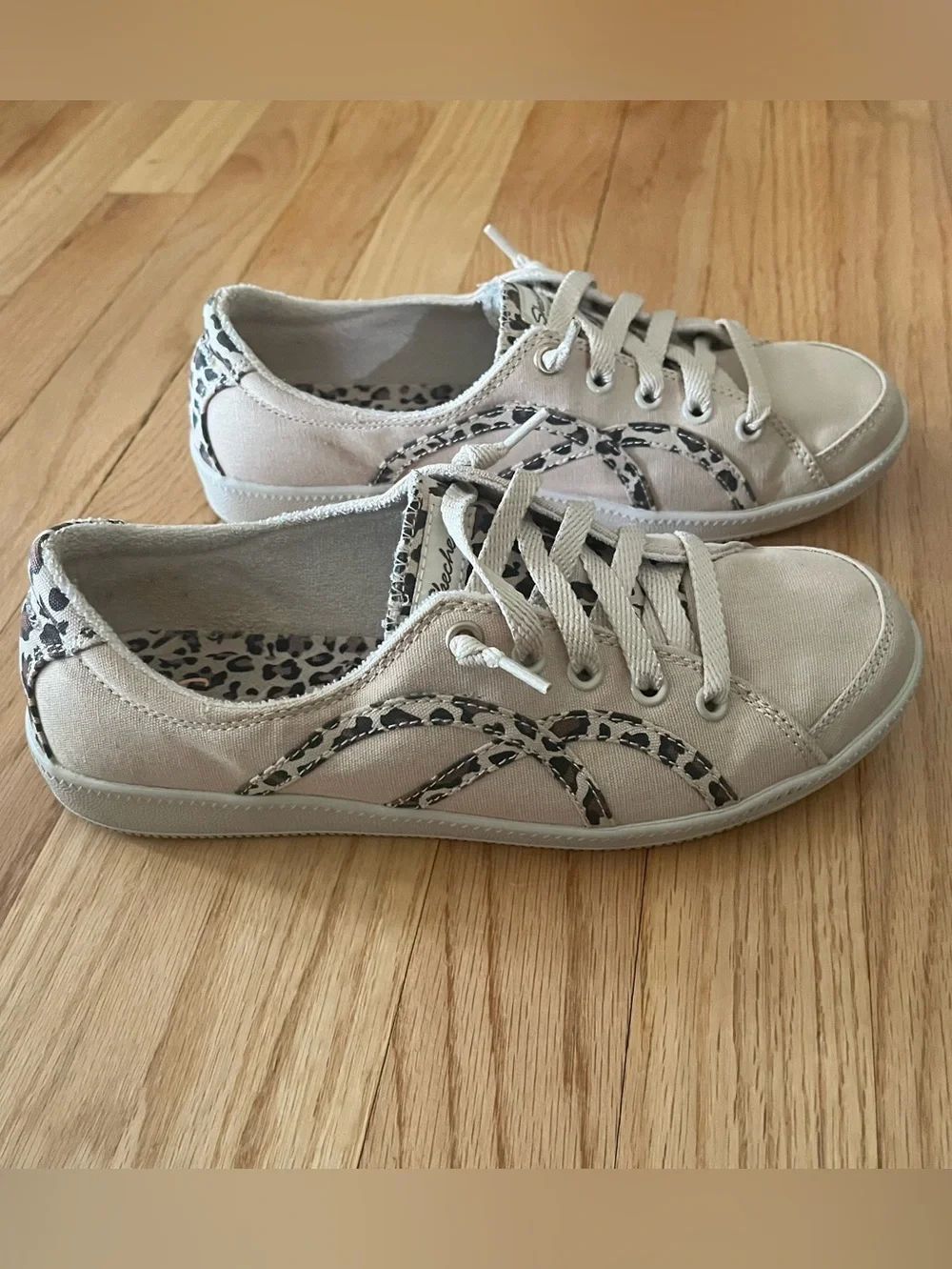 Skechers light beige