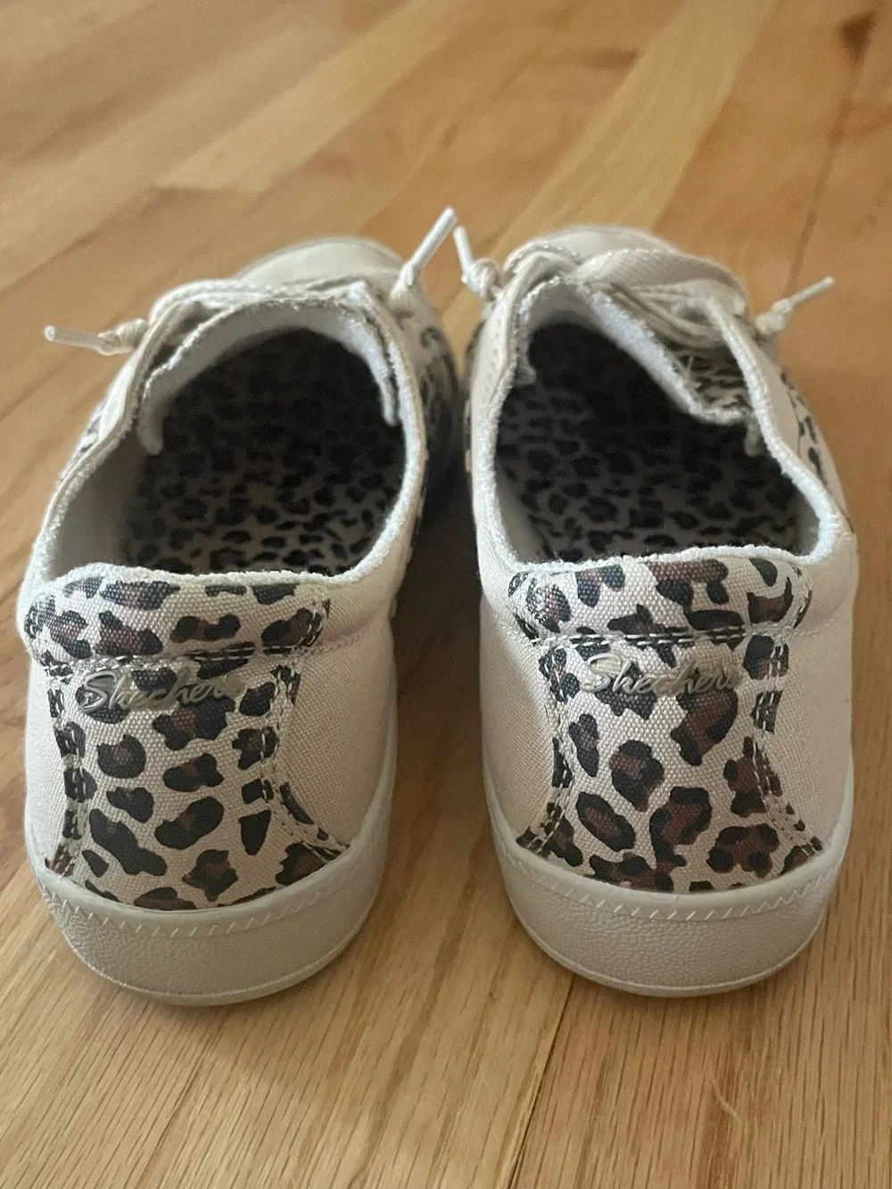 Skechers light beige