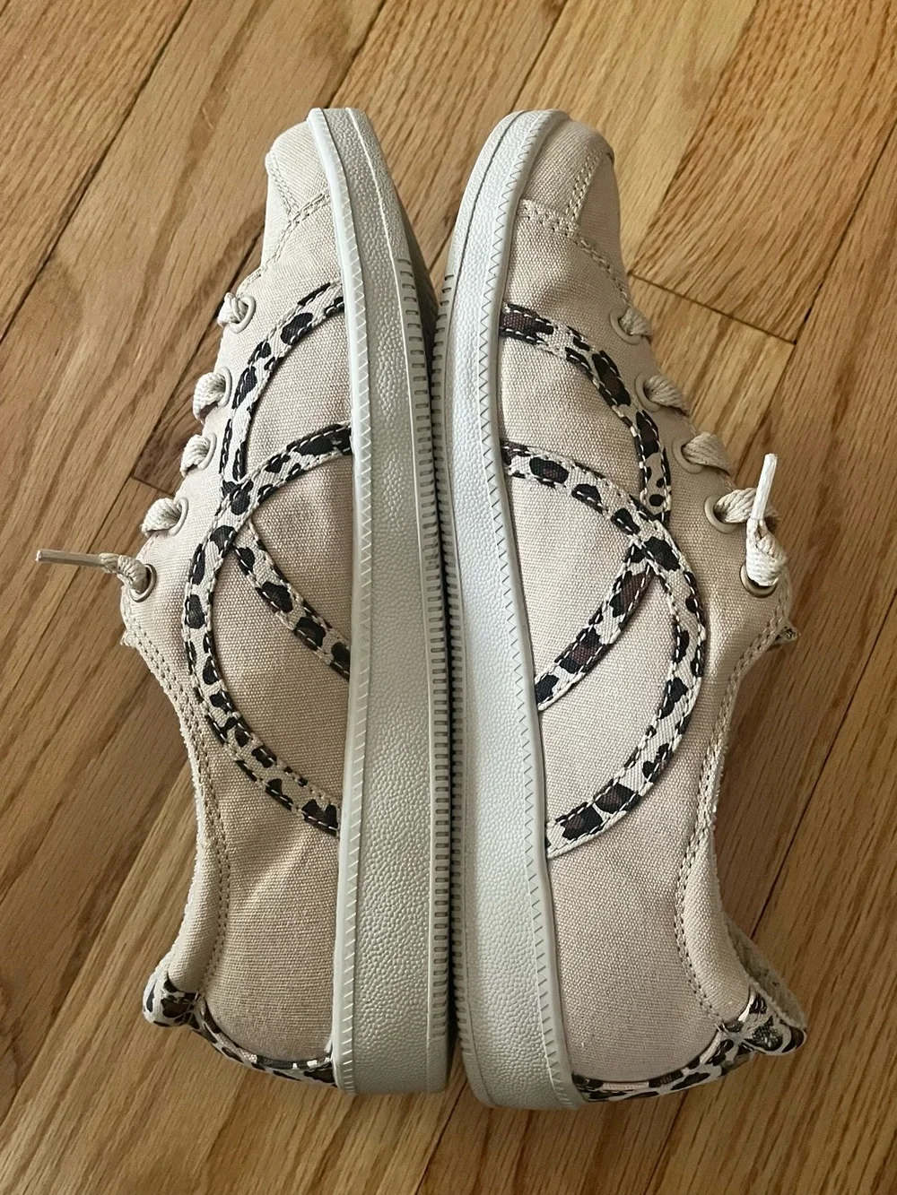 Skechers light beige