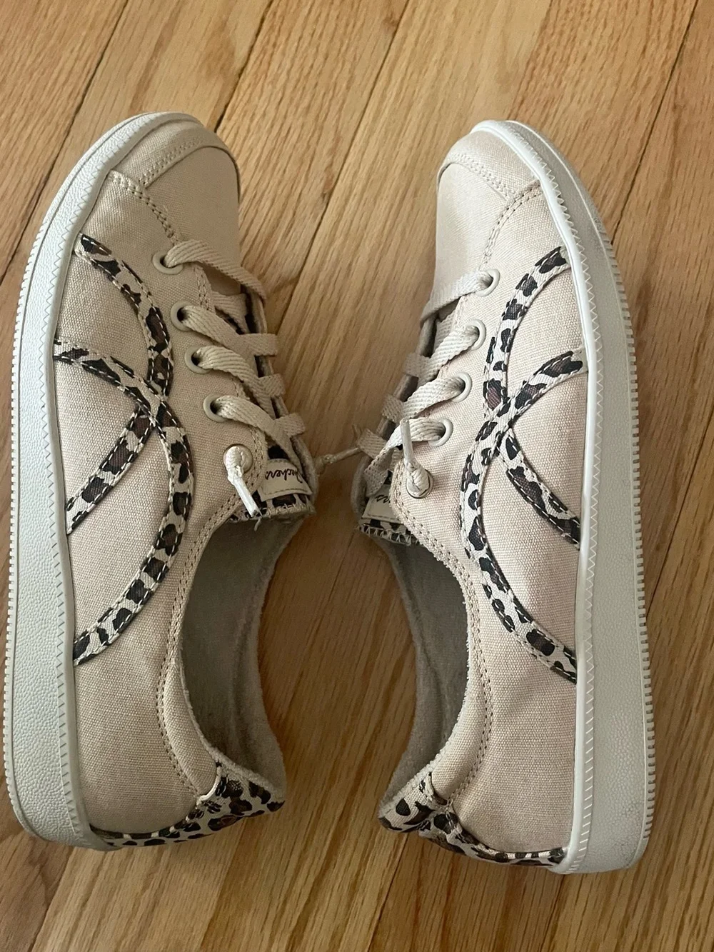Skechers light beige